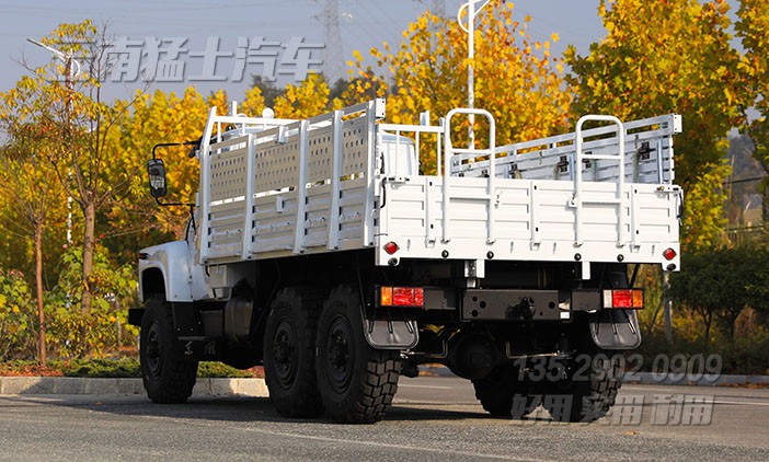 山地卡车,多功能山地卡车,全驱运输车,东风EQ240,越野载货汽车