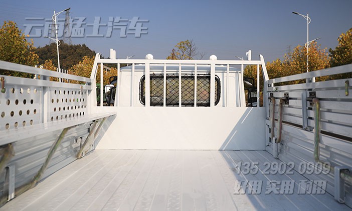 山地卡车,多功能山地卡车,全驱运输车,东风EQ240,越野载货汽车