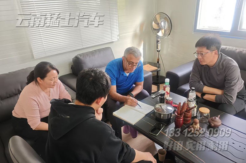 阿曼苏丹客户对我公司正在研发的装甲车表示认可