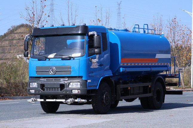 东风15方高压水枪洒水车_前喷后洒道路清洗车_市政环卫绿化养护车